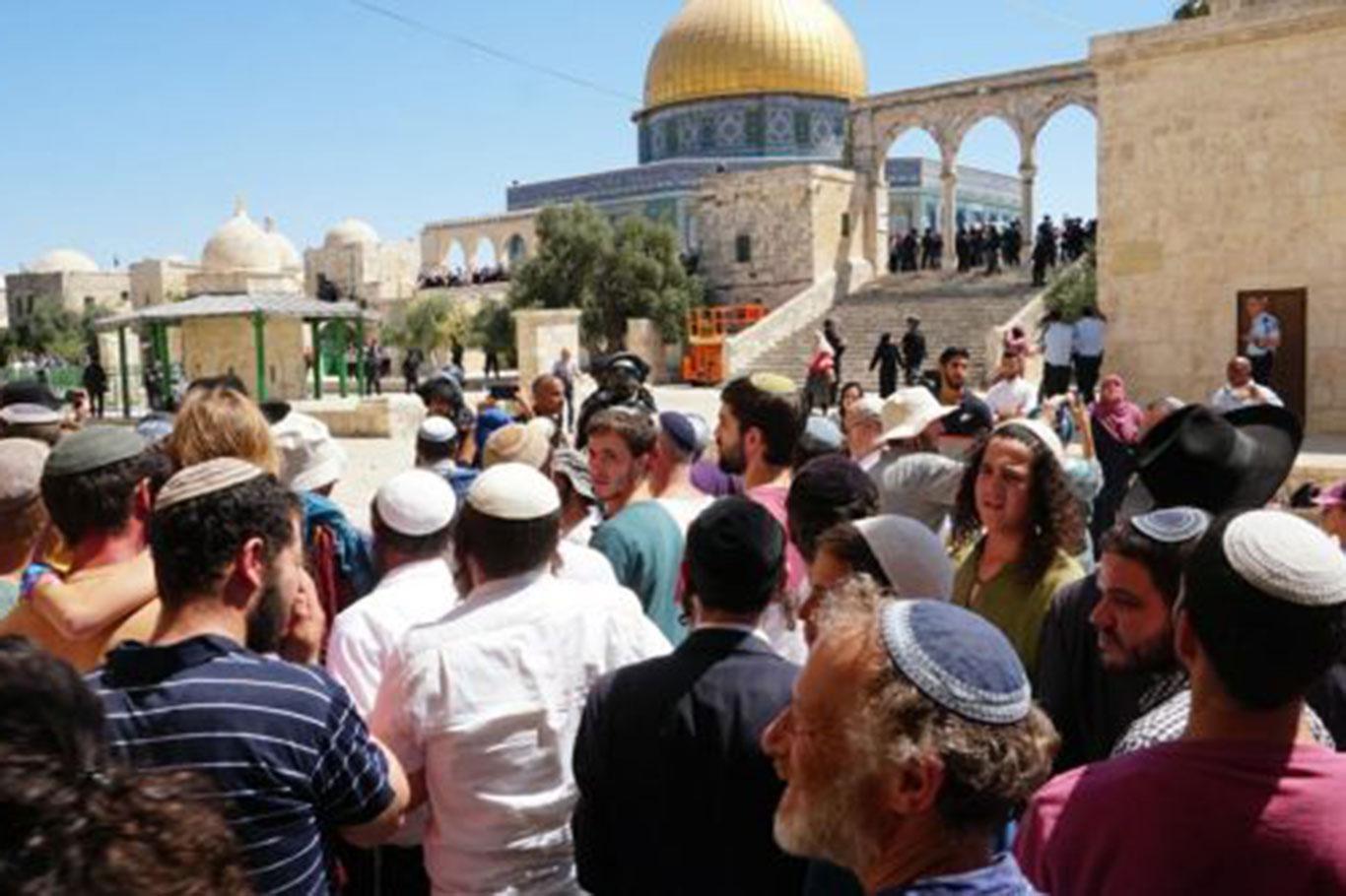 Rabbi Glick, scores of zionist settlers defile Aqsa Mosque